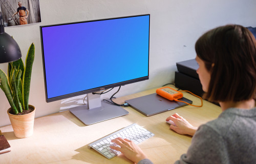 Mujer trabajando en la pantalla de Dell mockup