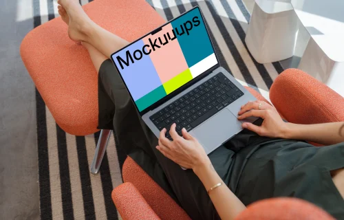 mockup MacBook Pro con una mujer descansando en una silla