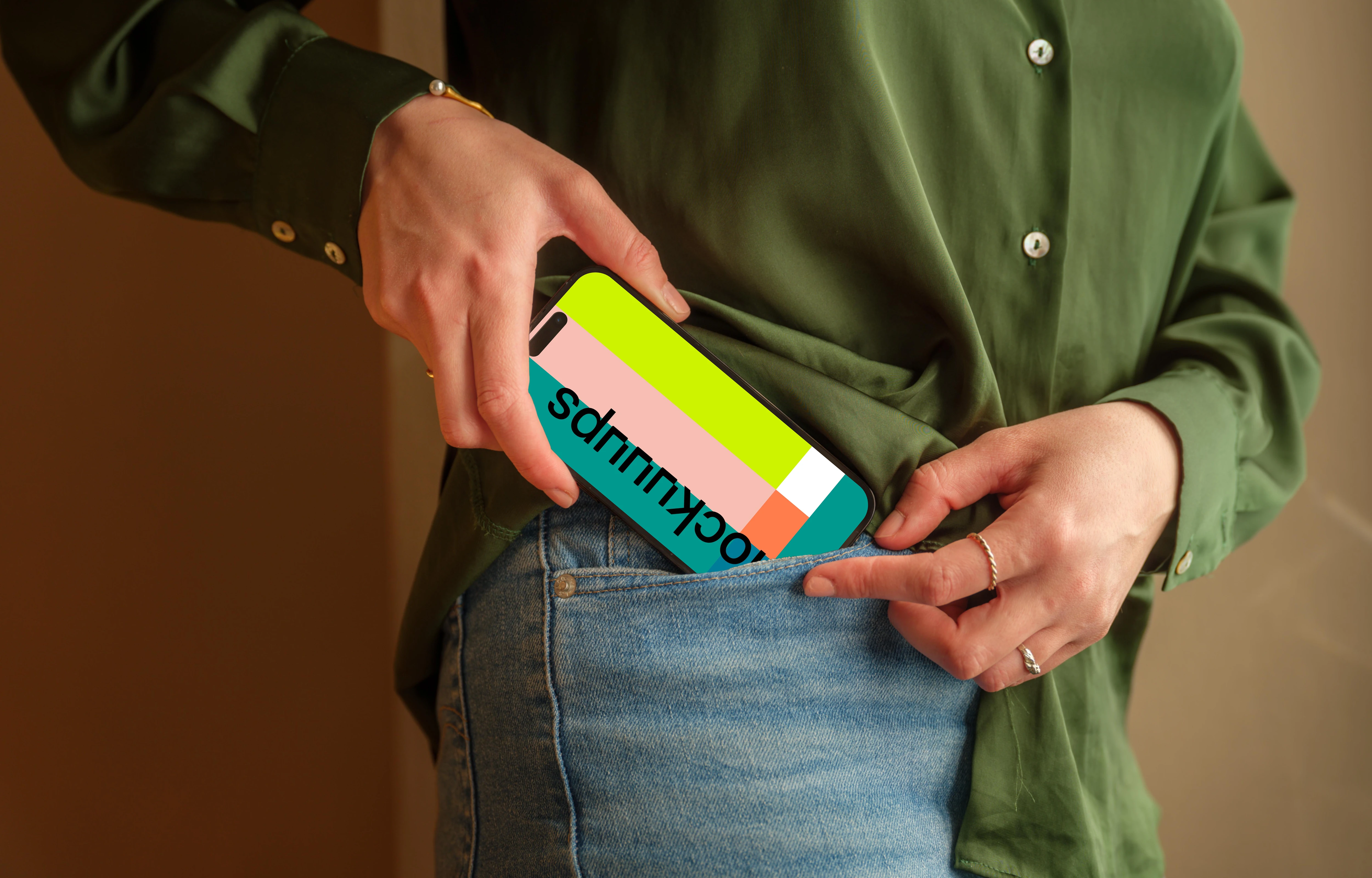 mockup del iPhone 14 Pro en el bolsillo