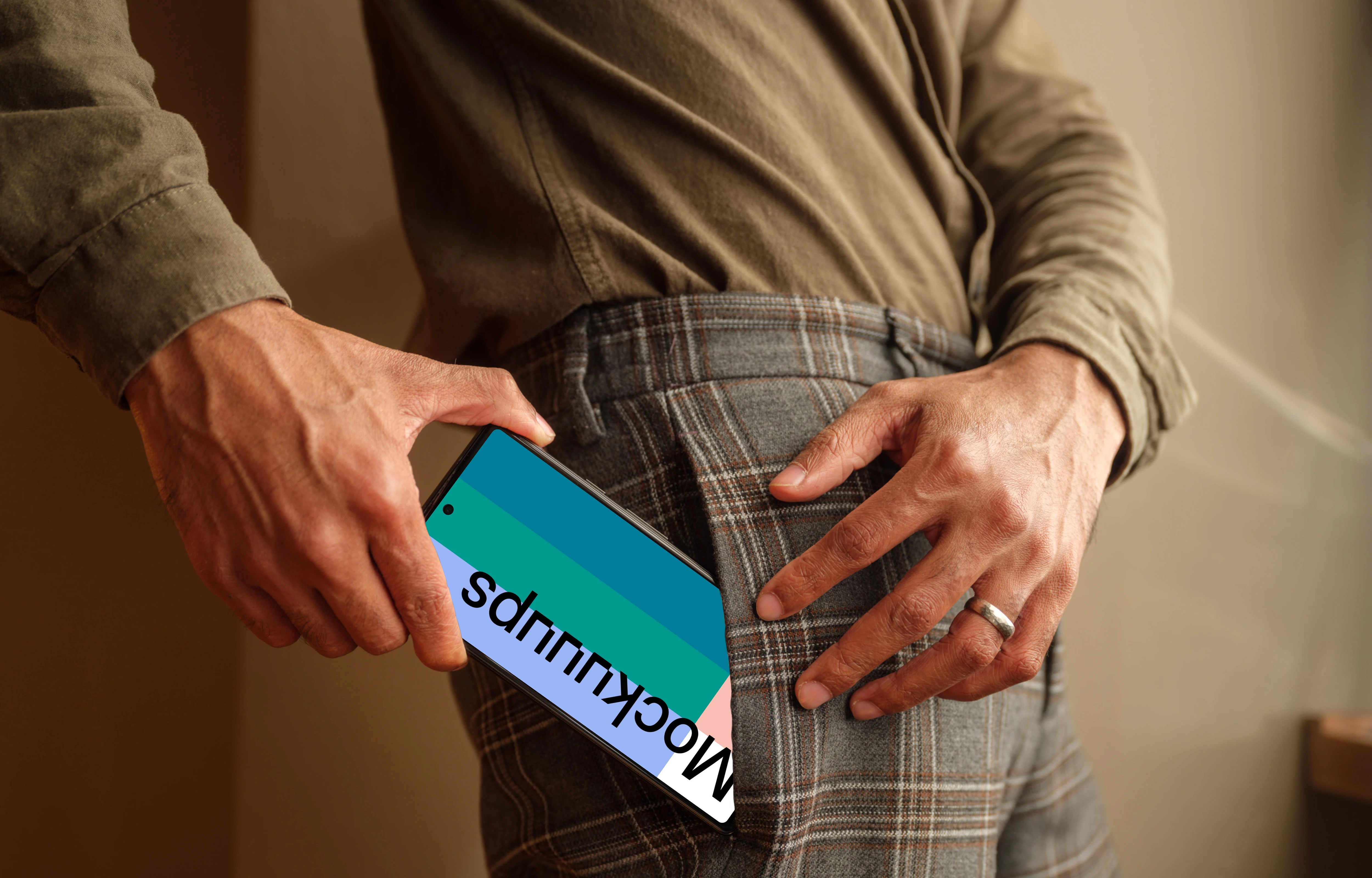 Hombre sacando una mockup teléfono de su bolsillo