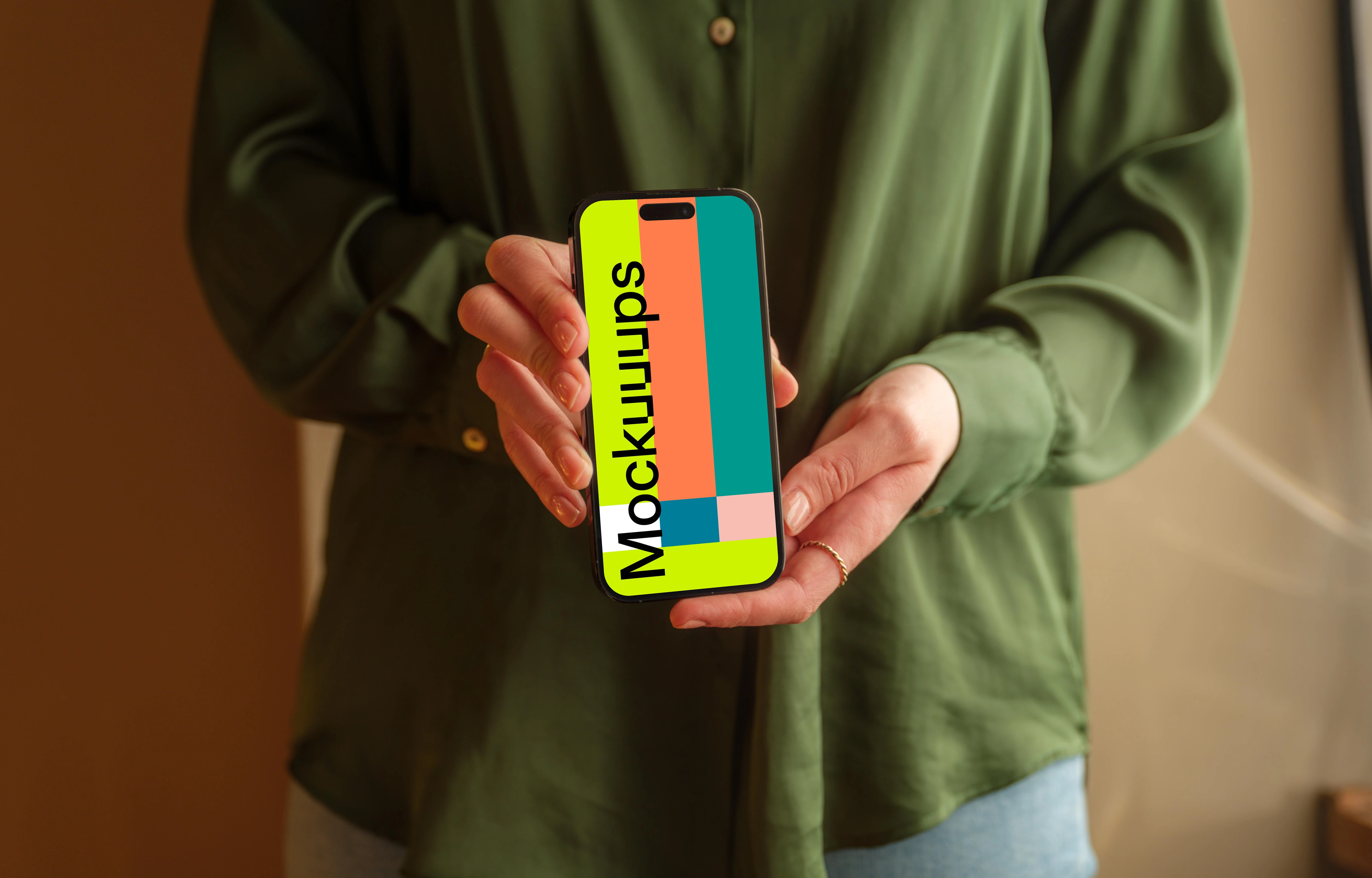 Mujer de pie y presentando un iPhone mockup