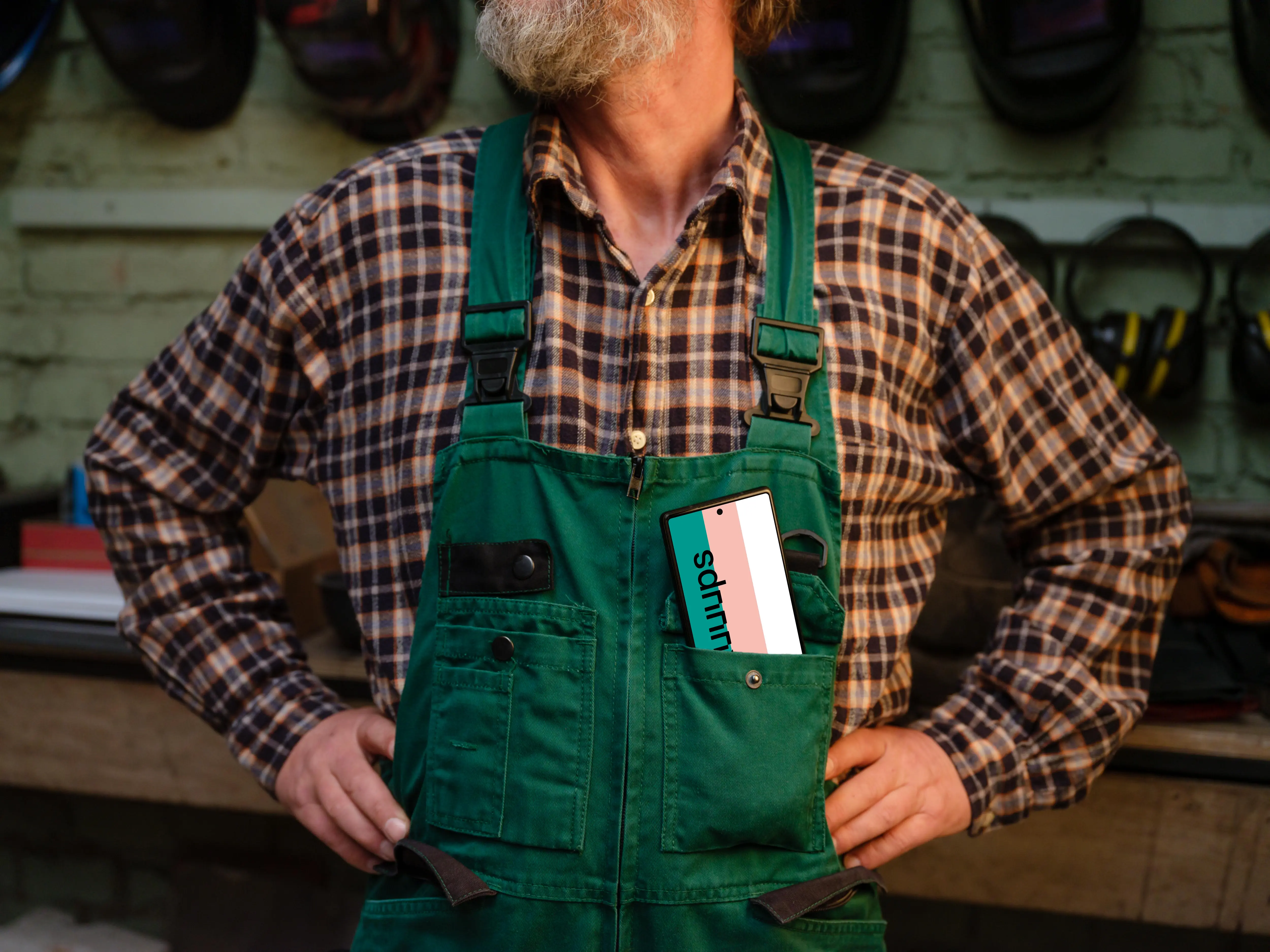 Crafter with Google Pixel 6 in his pocket