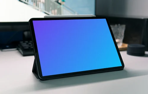 Vue en angle d'une tablette mockup sur un bureau de travail