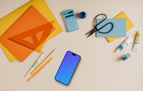 Retour à l'école mockup avec un téléphone et du matériel scolaire