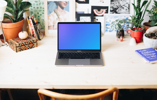 Espace de travail lumineux et créatif avec Macbook Pro mockup