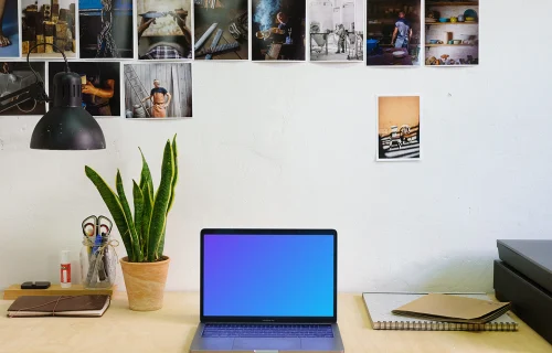 Cena limpa da mesa do Macbook Pro mockup