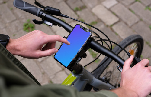 Toque en el iPhone 11 Pro mockup montado en una bicicleta.