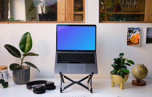 Vue de face du Macbook Pro mockup sur son support