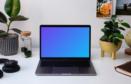 Vue de face du Macbook Pro mockup sur une table blanche