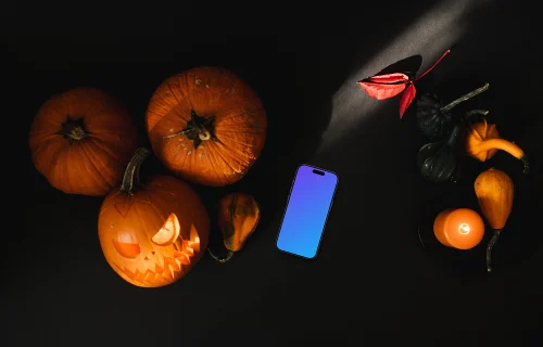 Calabaza de Halloween mockup con un smartphone y velas