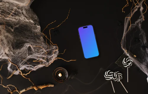 Plantilla de Halloween con un teléfono mockup sobre fondo oscuro