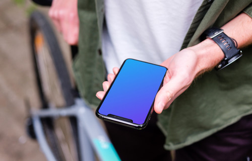 Sosteniendo un iPhone 11 Pro mockup mientras está de pie con una bicicleta