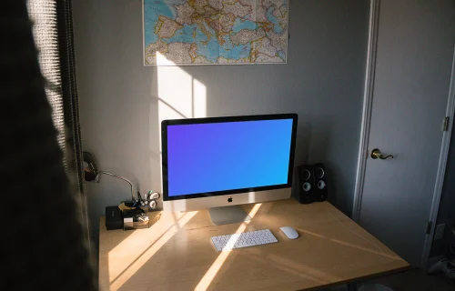 iMac mockup em uma sala em uma mesa perto da janela