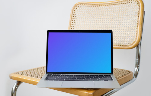 MacBook mockup sur une chaise 