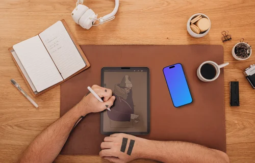 Mains masculines et smartphone mockup sur le bureau de travail