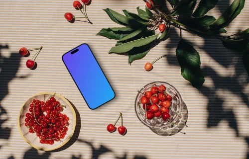 Teléfono mockup con una fruta fresca en la mesa