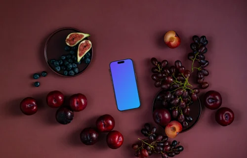 Téléphone avec fruits sur fond Viva Magenta