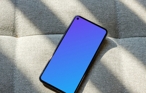 Pixel 5 mockup em um sofá cinza