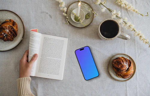 Lire un livre avec un smartphone mockup sur le côté