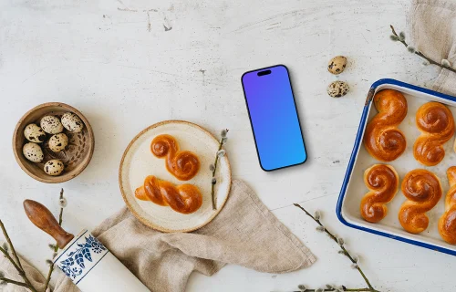 Smartphone mockup avec des pâtisseries de Pâques cuites au four