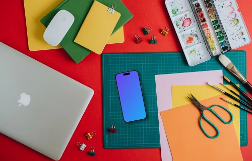 Smartphone mockup avec du matériel scolaire sur la table