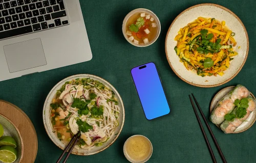 Smartphone mockup avec repas de cuisine vietnamienne