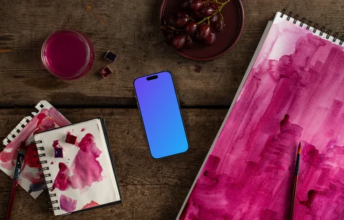 Smartphone avec peinture à l'aquarelle dans la teinte Viva Magenta