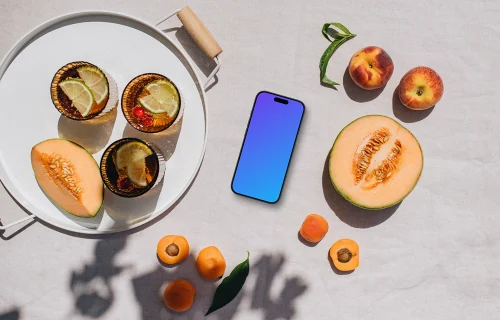 Vue de dessus du téléphone mockup à côté des fruits frais