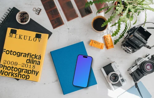 Vue de dessus du smartphone mockup avec caméras analogiques et livre