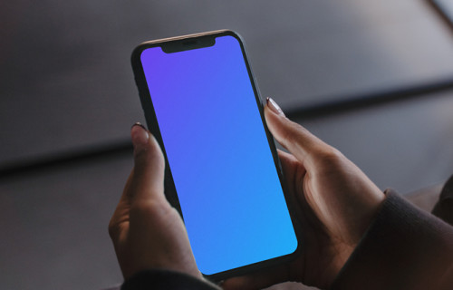 Usuario sujetando un iPhone con ambas manos mockup