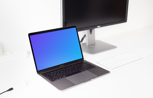 Lieu de travail avec un Macbook Pro mockup et un écran