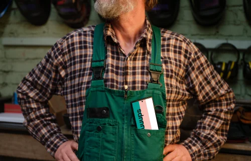 Crafter with Google Pixel 6 in his pocket