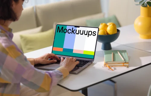 mockup MacBook Pro con una mujer en una moderna oficina doméstica