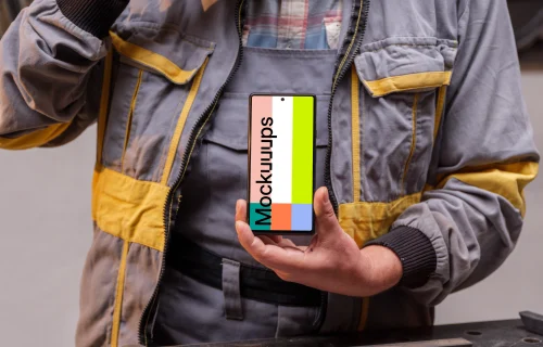 Mechanic holding a Google Pixel 6 mockuô