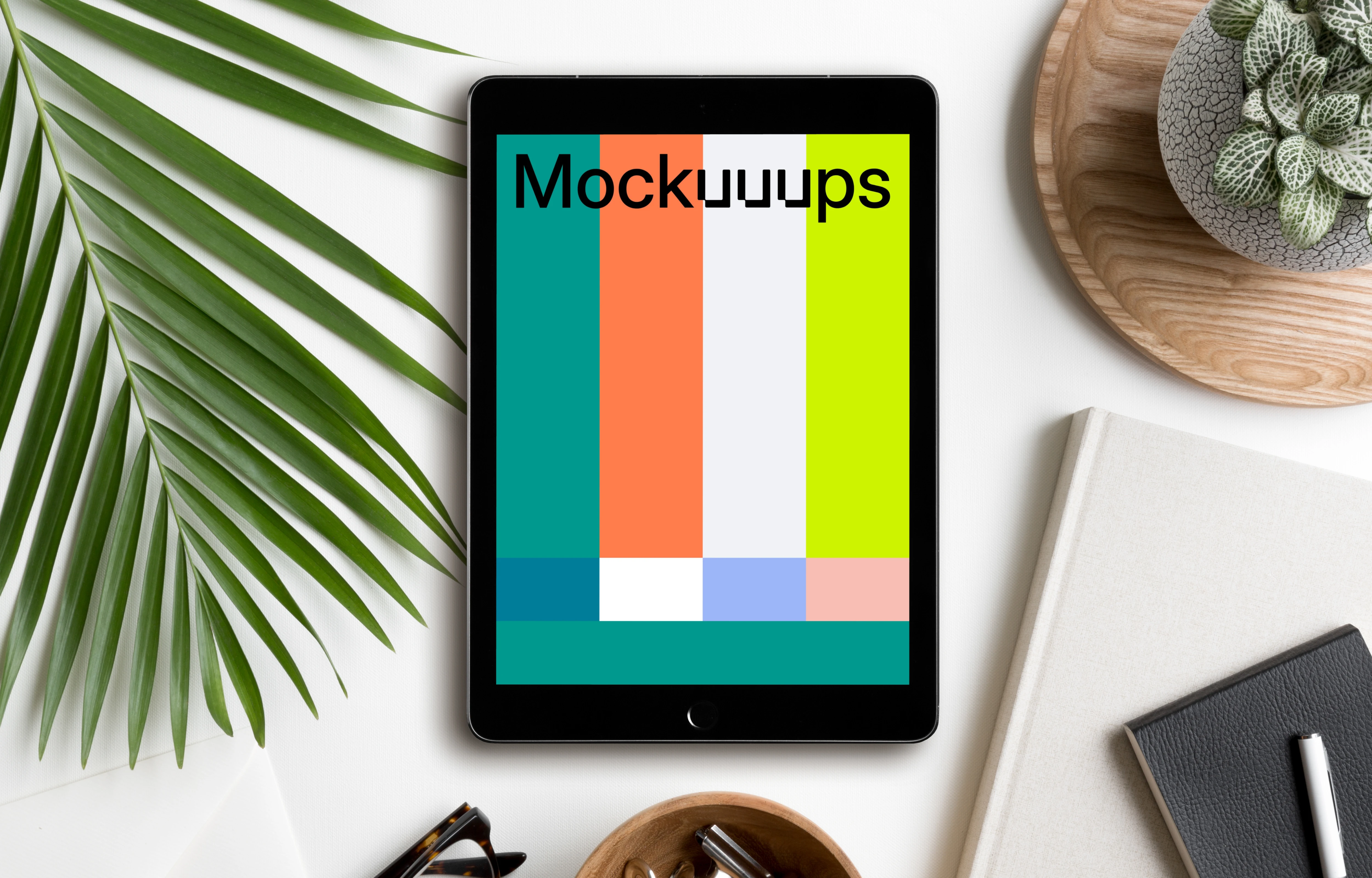 iPad Pro mockup en la mesa de la oficina