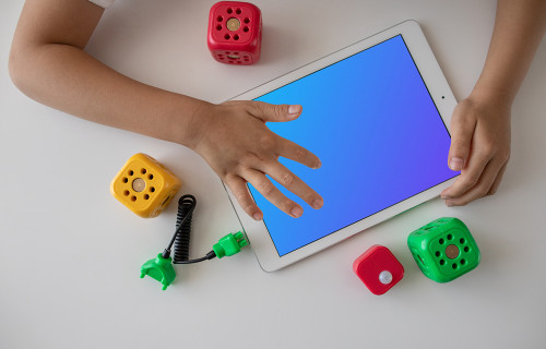 Niño jugando a un juego en un iPad mockup