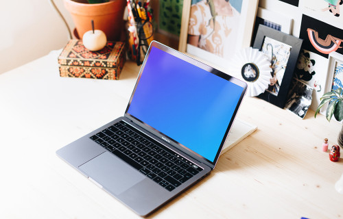 Lieu de travail créatif avec Macbook Pro mockup