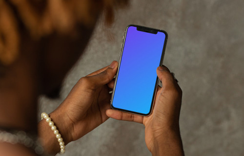 iPhone 12 Pro mockup segurado pelo usuário com as duas mãos