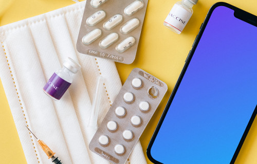 iPhone 12 Pro mockup en una mesa junto a unos medicamentos