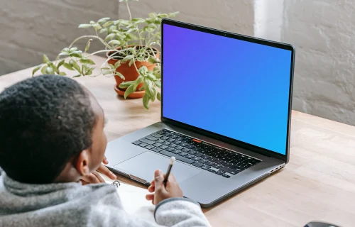 Enfant étudiant avec un MacBook Pro gris mockup