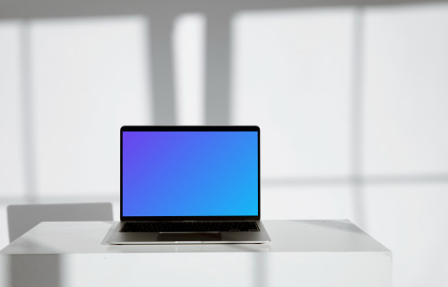 MacBook minimalista mockup em uma mesa branca