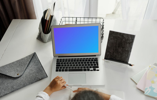 Jeune fille étudiant avec son MacBook Air blanc mockup