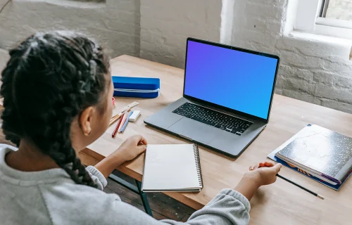 Une jeune fille utilise un MacBook Pro mockup