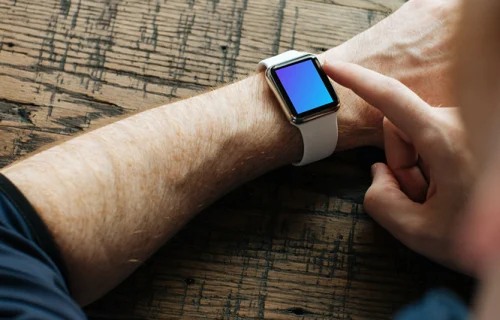 Swiping notifications on Apple Watch mockup