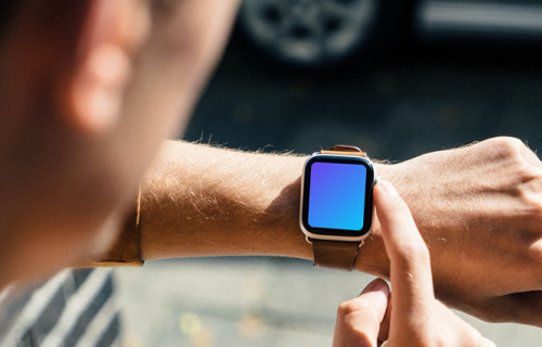Reading messages on Apple Watch mockup