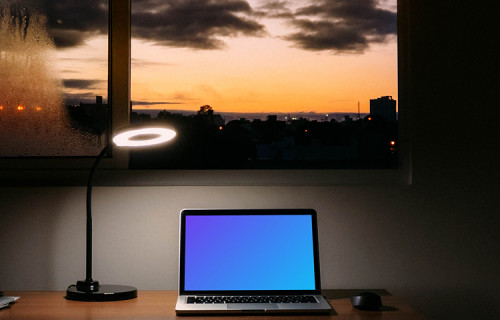 MacBook mockup à noite com uma lâmpada de leitura brilhando sobre ele