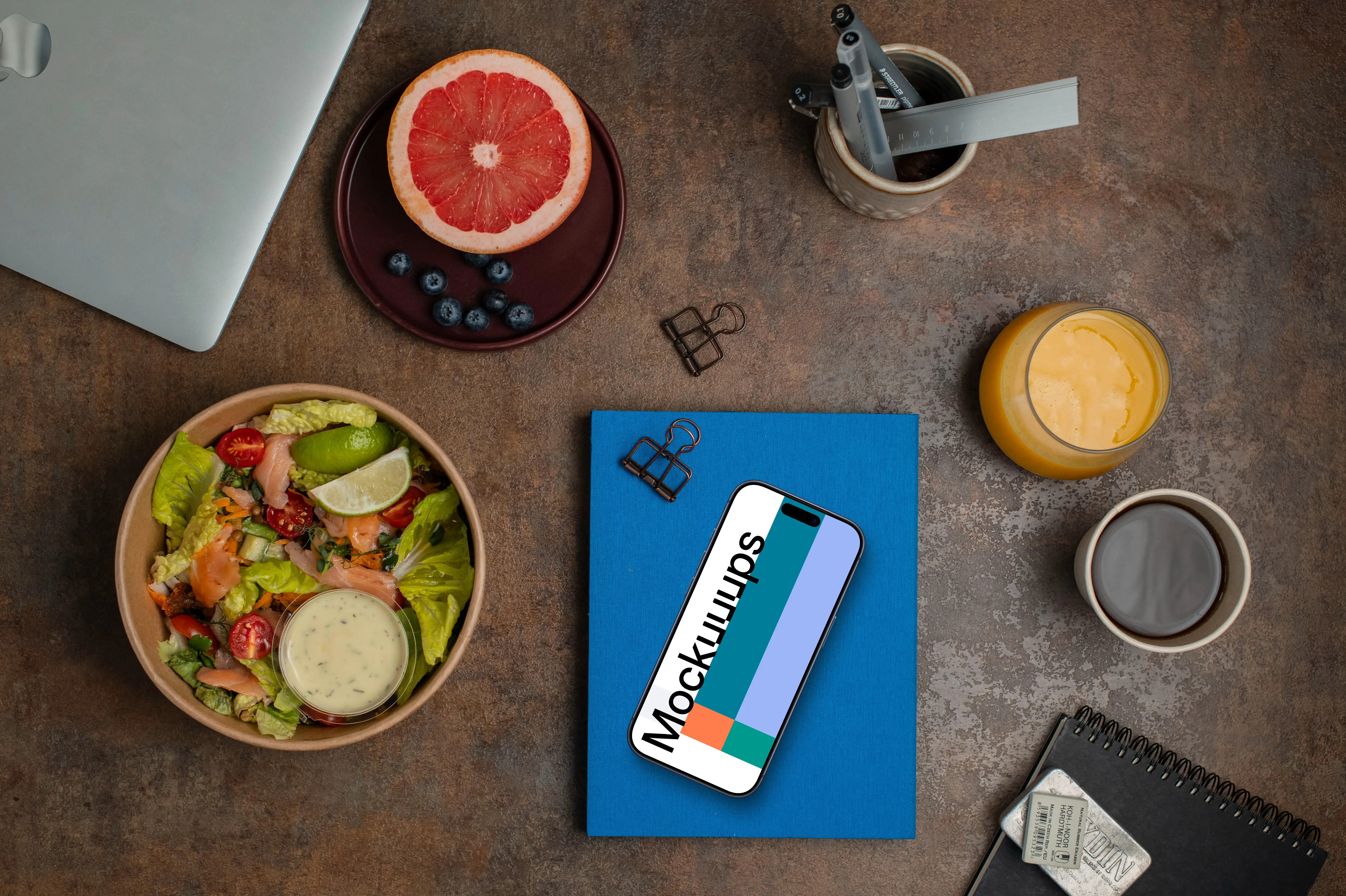 Salad delivery next to the Smartphone mockup